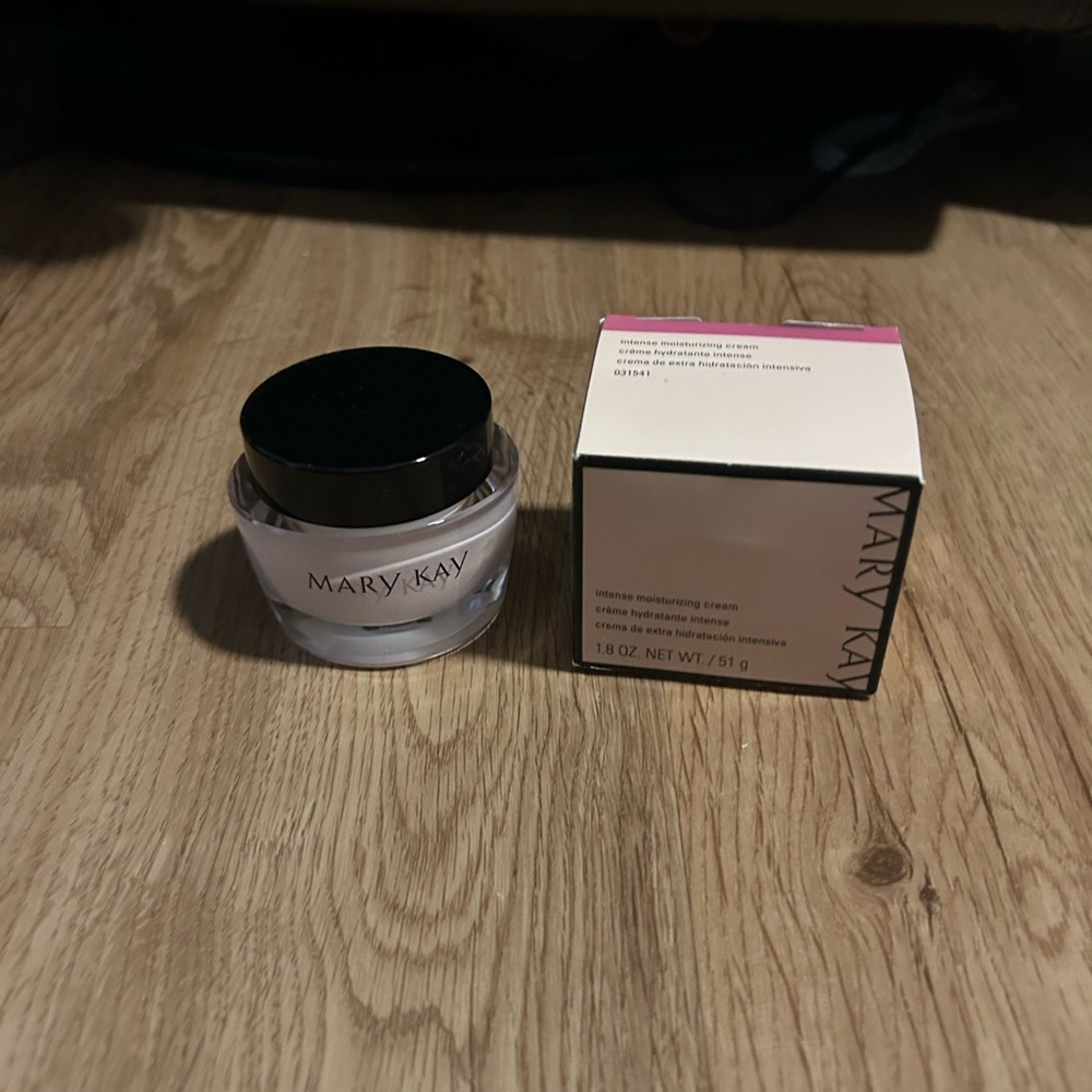 Mary Kay Moisturizing Cream in Black and White